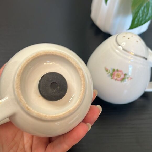 Large Vintage Porcelain Salt and Pepper Shaker Set - Picture 3 of 5